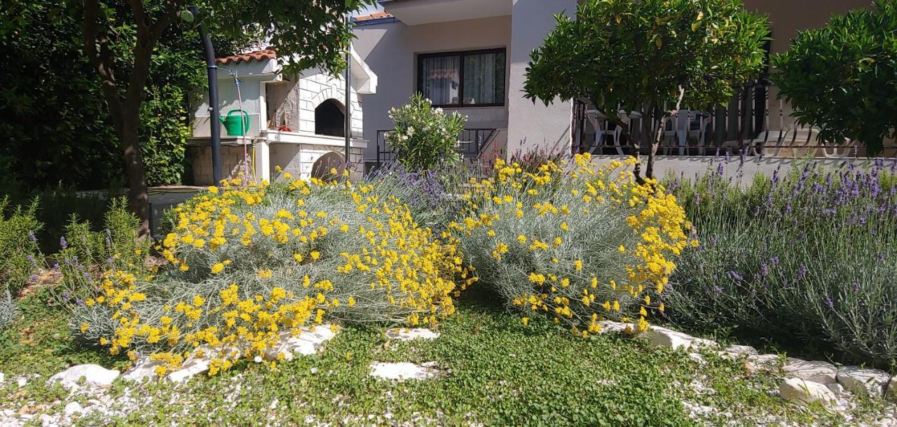 Holiday Home Ruzmarin Trogir Eksteriør billede